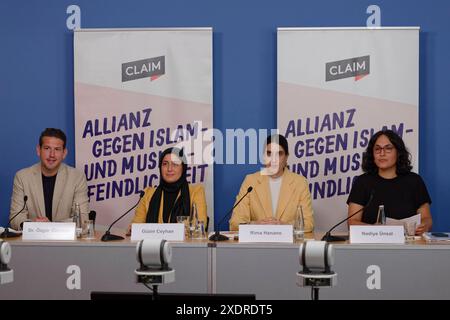 Lagebild antimuslimischer Rassismus 2024-06-24 Deutschland, Berlin - Pressekonferenz der CLAIM - Allianz gegen Islam- und Muslimfeindlichkeit und EOK e.V. im Kompetenznetzwerk Islam- und Muslimfeindlicheit. IM Bild v. L. Dr Özgür Özvatan, Abteilungsleiter Integrationsforschung und Gesellschaftspolitik am Institut für empirische Integrations- und Migrationsforschung BIM an der Umboldt-Universität zu Berlin, Güzin Ceyhan, Leiterin Monitoring CLAIM, und Rima Hanano, Leiterin CLAIM. *** Situation du racisme anti-musulman 2024 06 24 Allemagne, Berlin Conférence de presse de l'Alliance des REVENDICATIONS Banque D'Images