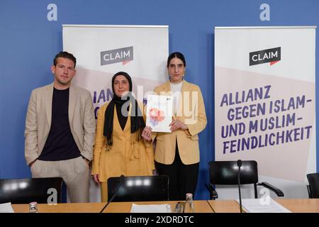 Lagebild antimuslimischer Rassismus 2024-06-24 Deutschland, Berlin - Pressekonferenz der CLAIM - Allianz gegen Islam- und Muslimfeindlichkeit und EOK e.V. im Kompetenznetzwerk Islam- und Muslimfeindlicheit. IM Bild v. L. Dr Özgür Özvatan, Abteilungsleiter Integrationsforschung und Gesellschaftspolitik am Institut für empirische Integrations- und Migrationsforschung BIM an der Umboldt-Universität zu Berlin, Güzin Ceyhan, Leiterin Monitoring CLAIM, und Rima Hanano, Leiterin CLAIM. *** Situation du racisme anti-musulman 2024 06 24 Allemagne, Berlin Conférence de presse de l'Alliance des REVENDICATIONS Banque D'Images