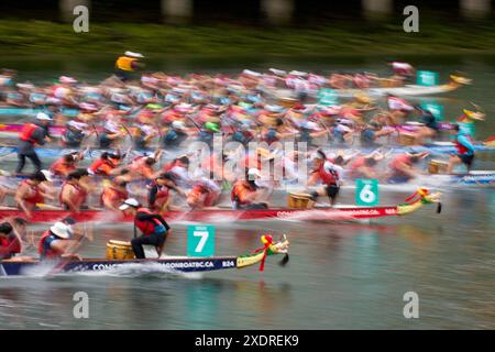 Vancouver, Colombie-Britannique, Canada – 23 juin 2024. Festival des bateaux-dragons de Vancouver BC Race Blur. Les équipes de Dragonboat courent sous le soleil sur le Banque D'Images