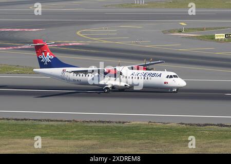 ISTANBUL, TURKIYE - 05 NOVEMBRE 2022 : Air Serbia ATR 72-600 (1466) atterrissage à l'aéroport international d'Istanbul Banque D'Images