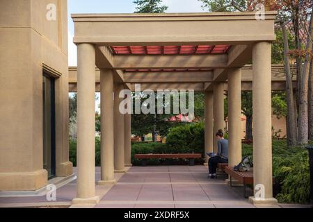 Stanford, Californie États-Unis - 22 mars 2017 : fille sur ordinateur portable Uinder une pergola à l'Université de Stanford. Banque D'Images