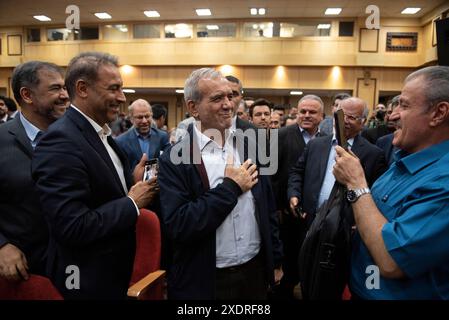 Téhéran, Iran. 23 juin 2024. Le candidat réformiste Masoud Pezeshkian pour l'élection présidentielle iranienne de juin 28 arrive à une réunion des militants économiques iraniens à Téhéran, Iran, le 24 juin 2024. Des élections anticipées auront lieu en Iran le 28 juin à la suite du décès du président Ebrahim Raisi, décédé dans un accident d’hélicoptère. Six candidats à la présidence participent à l'élection. (Photo de Sobhan Farajvan/Pacific Press) crédit : Pacific Press Media production Corp./Alamy Live News Banque D'Images