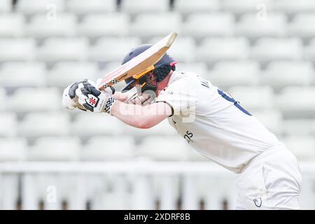 Birmingham, Royaume-Uni. 24 juin 2024. Dan Mousley lors du jour 2 du match de la Division 1 du championnat du comté entre le Warwickshire CCC et le Hampshire CCC à Edgbaston Cricket Ground, Birmingham, Angleterre, le 24 juin 2024. Photo de Stuart Leggett. Utilisation éditoriale uniquement, licence requise pour une utilisation commerciale. Aucune utilisation dans les Paris, les jeux ou les publications d'un club/ligue/joueur. Crédit : UK Sports pics Ltd/Alamy Live News Banque D'Images