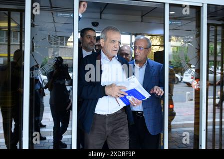 Téhéran, Iran. 23 juin 2024. Le candidat réformiste Masoud Pezeshkian pour l'élection présidentielle iranienne de juin 28 quitte une réunion d'activistes économiques iraniens à Téhéran, en Iran, le 24 juin 2024. Des élections anticipées auront lieu en Iran le 28 juin à la suite du décès du président Ebrahim Raisi, décédé dans un accident d’hélicoptère. Six candidats à la présidence participent à l'élection. (Photo de Sobhan Farajvan/Pacific Press) crédit : Pacific Press Media production Corp./Alamy Live News Banque D'Images