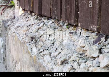 clôture en planche en bois avec fond de mur en pierre Banque D'Images