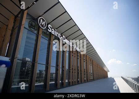 Saint Denis, France. 24 juin 2024. Vue de la nouvelle station de métro Saint-Denis Pleyel avant son inauguration et de l'extension de la ligne 14 du métro parisien, qui va du nord au sud de la capitale, avec de nouvelles stations ouvertes à temps pour les Jeux olympiques d'été de 2024, à Saint-Denis, près de Paris, le 24 juin, 2024. photo de Eliot Blondet/ABACAPRESS. COM Credit : Abaca Press/Alamy Live News Banque D'Images