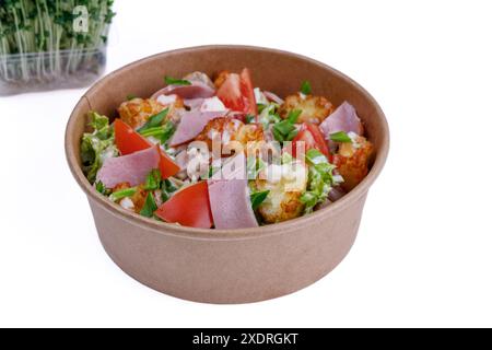 Salade avec jambon sur fond blanc, pour un site de livraison de nourriture Banque D'Images