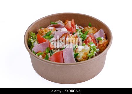 Salade avec jambon sur fond blanc, pour un site de livraison de nourriture 3 Banque D'Images