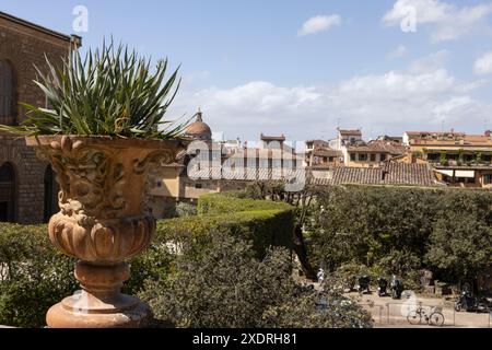 Urne ornée avec succulente et vue sur Florence depuis la sortie des jardins Boboli, Florence, Italie Banque D'Images