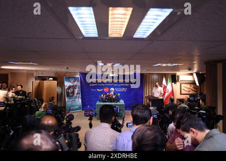 (240624) -- TÉHÉRAN, 24 juin 2024 (Xinhua) -- le candidat à la présidence Mostafa Pourmohammadi assiste à une conférence de presse à Téhéran, Iran, le 23 juin 2024. L'Iran a récemment annoncé les noms de six candidats qualifiés pour l'élection présidentielle anticipée prévue pour juin 28. Les derniers nominés sont Mostafa Pourmohammadi, Masoud Pezeshkian, Saeed Jalili, Alireza Zakani, Mohammad Baqer Qalibaf et Amir-Hossein Ghazizadeh Hashemi. (Xinhua/Shadati) Banque D'Images