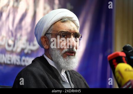 (240624) -- TÉHÉRAN, 24 juin 2024 (Xinhua) -- le candidat à la présidence Mostafa Pourmohammadi assiste à une conférence de presse à Téhéran, Iran, le 23 juin 2024. L'Iran a récemment annoncé les noms de six candidats qualifiés pour l'élection présidentielle anticipée prévue pour juin 28. Les derniers nominés sont Mostafa Pourmohammadi, Masoud Pezeshkian, Saeed Jalili, Alireza Zakani, Mohammad Baqer Qalibaf et Amir-Hossein Ghazizadeh Hashemi. (Xinhua/Shadati) Banque D'Images