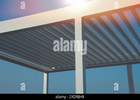 Auvent de pergola dans la photo du soleil. Banque D'Images