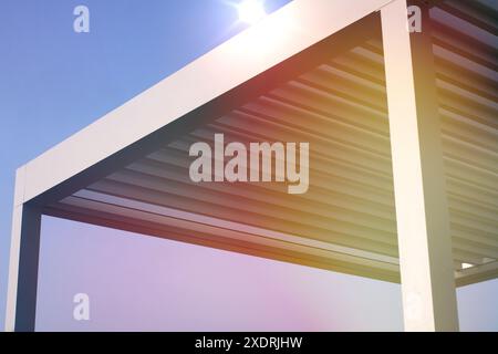 Auvent de pergola dans la photo du soleil Banque D'Images