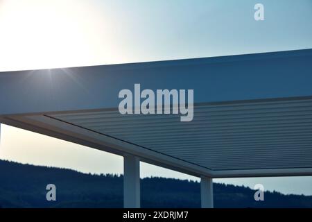 Auvent de pergola dans la photo du soleil. Banque D'Images