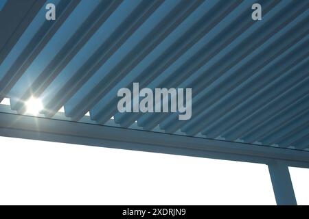 Auvent de pergola dans la photo du soleil. Banque D'Images