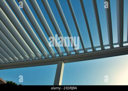 Auvent de pergola dans la photo du soleil. Banque D'Images