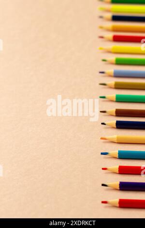 Fournitures scolaires lumineuses sur fond Uni. Assortiment de papeterie colorée, crayon, ensemble de crayons de couleur. Concept de retour à l'école, concept d'artiste Banque D'Images