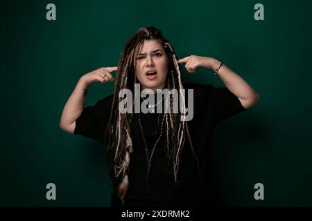 Femme avec de longs dreadlocks faisant un visage Banque D'Images