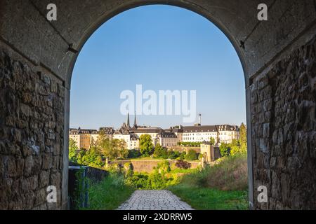 Vue sur la ville de Luxembourg depuis le Fort Thungen dans le parc Drai Eechelen Banque D'Images