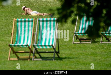 Les membres du public apprécient le soleil d'été à Green Park à Londres. Des sommets allant jusqu'à 31 °C ont été prévus pour cette semaine alors que les températures continuent d'augmenter dans tout le Royaume-Uni. Date de la photo : lundi 24 juin 2024. Banque D'Images