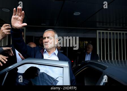 Téhéran, Iran. 23 juin 2024. Le candidat réformiste Masoud Pezeshkian pour les vagues d'élections présidentielles iraniennes de juin 28 après une réunion d'activistes économiques iraniens à Téhéran, Iran, le 24 juin 2024. Des élections anticipées auront lieu en Iran le 28 juin à la suite du décès du président Ebrahim Raisi, décédé dans un accident d’hélicoptère. Six candidats à la présidence participent à l'élection. (Photo de Sobhan Farajvan/Pacific Press/Sipa USA) crédit : Sipa USA/Alamy Live News Banque D'Images