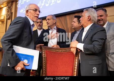 Téhéran, Iran. 23 juin 2024. Le candidat réformiste Masoud Pezeshkian (C) pour l'élection présidentielle iranienne de juin 28 quitte une réunion de militants économiques iraniens à Téhéran, Iran, le 24 juin 2024. Des élections anticipées auront lieu en Iran le 28 juin à la suite du décès du président Ebrahim Raisi, décédé dans un accident d’hélicoptère. Six candidats à la présidence participent à l'élection. (Photo de Sobhan Farajvan/Pacific Press/Sipa USA) crédit : Sipa USA/Alamy Live News Banque D'Images