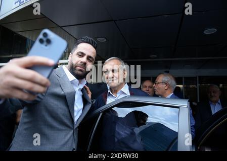 Téhéran, Iran. 23 juin 2024. Un des activistes économiques iraniens prend un selfie avec le candidat réformiste Masoud Pezeshkian pour l'élection présidentielle iranienne de juin 28 à Téhéran, Iran, le 24 juin 2024. Des élections anticipées auront lieu en Iran le 28 juin à la suite du décès du président Ebrahim Raisi, décédé dans un accident d’hélicoptère. Six candidats à la présidence participent à l'élection. (Photo de Sobhan Farajvan/Pacific Press/Sipa USA) crédit : Sipa USA/Alamy Live News Banque D'Images