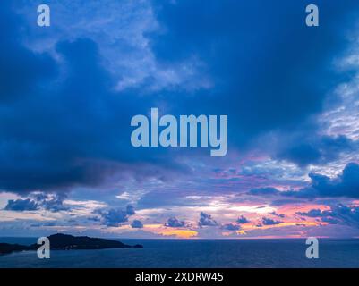 nuage rose clair dans le coucher de soleil bleu foncé. Vue naturelle non conventionnelle et belle sur la mer. Vidéo nature vidéos de haute qualité. Unique et créatif Banque D'Images