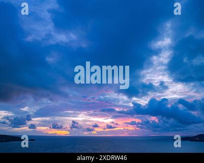 nuage rose clair dans le coucher de soleil bleu foncé. Vue naturelle non conventionnelle et belle sur la mer. Vidéo nature vidéos de haute qualité. Unique et créatif Banque D'Images