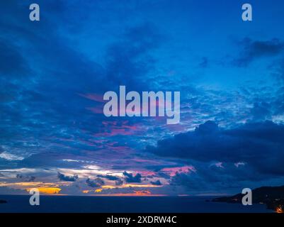 nuage rose clair dans le coucher de soleil bleu foncé. Vue naturelle non conventionnelle et belle sur la mer. Vidéo nature vidéos de haute qualité. Unique et créatif Banque D'Images