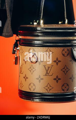 Cannes, France - 20 avril 2024 : le légendaire sac Louis Vuitton dans une vitrine de Cannes Banque D'Images