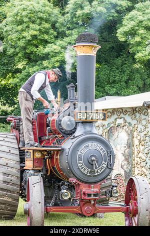 BROADCHALKE, WILTSHIRE, Royaume-Uni, 24 juin 2024, homme en vêtements d'époque sur une machine à vapeur au Chalke History Festival, le principal festival d'histoire du Royaume-Uni, le jour de son ouverture, attirant des centaines de milliers de passionnés d'histoire (dont des dizaines de milliers d'écoliers lors du festival dédié aux écoles les deux premiers jours). Crédit John Rose/Alamy Live News Banque D'Images