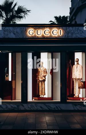 Cannes, France - 20 avril 2024 : façade de la boutique Gucci sur la Croisette à Cannes Banque D'Images