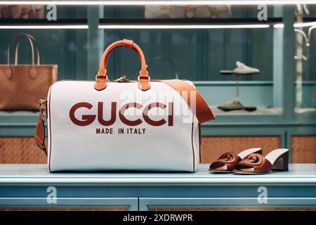 Cannes, France - 20 avril 2024 : le légendaire sac et les chaussures Gucci dans une boutique vitrée à Cannes Banque D'Images