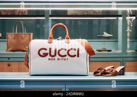 Cannes, France - 20 avril 2024 : le légendaire sac et les chaussures Gucci dans une boutique vitrée à Cannes Banque D'Images