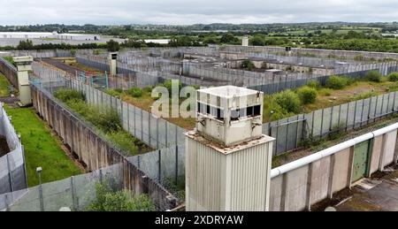 Vues générales de l'ancienne prison H Block Maze à long Kesh près de Lisburn en Irlande du Nord. Date de la photo : lundi 24 juin 2024. Le potentiel de l'ancien site de la prison de Maze doit être assorti d'une action politique pour lancer son réaménagement complet, a déclaré la première ministre Michelle O'Neill. Banque D'Images