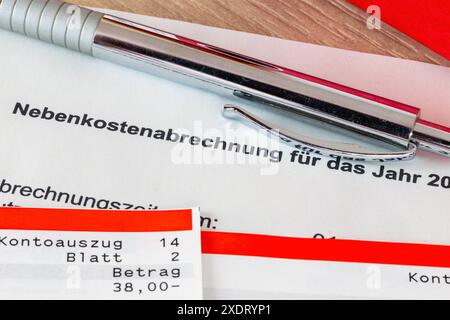 Symbolbild Nebenkosten : Nahaufnahme einer symbolischen Nebenkostenabrechnung *** image symbolique des frais de service gros plan d'un relevé symbolique des frais de service Copyright : xUdoxHerrmannx Banque D'Images