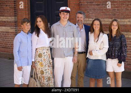 G-d Prince Vincent, Reine Marie, Prince héritier Christian, Roi Frederik, Princesse Isabella, et la princesse Joséphine d'après le prince héritier Christian est diplômé de Ordrup Gymnasium à Copenhague, lundi 24 juin 2024 Ordrup Ordrup Gymnasium Denmark Copyright : xKristianxTuxenxLadegaardxBergx 2E6A9873 Banque D'Images