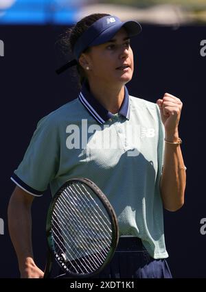 Eastbourne, East Sussex, Royaume-Uni. 24 juin 2024 ; Devonshire Park, Eastbourne, East Sussex, Angleterre : Rothesay International Eastbourne, jour 1, Sorana Cirstea (ROU) montre de l'émotion dans le match contre Anhelina Kalinina (UKR) , match simple femme crédit : action plus Sports images/Alamy Live News Banque D'Images