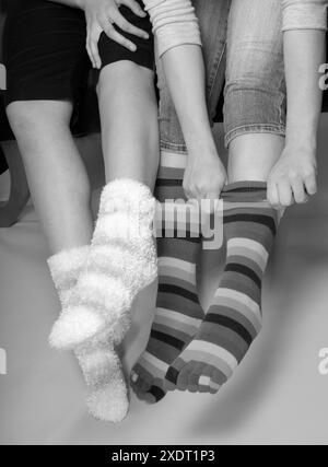 Jambes et pieds de deux adolescentes en chaussettes colorées. ÉTATS-UNIS Banque D'Images