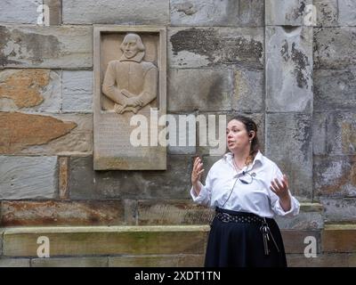 Guide touristique du château de Kronborg avec la plaque murale W. Shakespeare à Helsingör, Danemark Banque D'Images