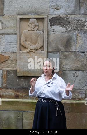 Guide touristique du château de Kronborg avec la plaque murale W. Shakespeare à Helsingör, Danemark Banque D'Images