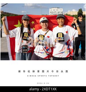 Pékin, Hongrie. 23 juin 2024. Zhu Yuanling, Zeng Wenhui et Cui Chenxi (de gauche à droite), de Chine, posent pour les photos après la finale féminine de skateboard dans la rue lors de la série olympique qualificative Budapest à Budapest, Hongrie, le 23 juin 2024. Crédit : Attila Volgyi/Xinhua/Alamy Live News Banque D'Images