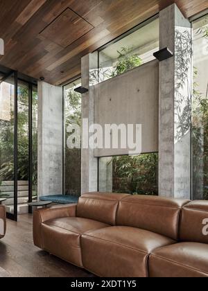 Coin salon fenêtre. Cliff House, Dover Heights, Australie. Architecte : Rolf Architect https://ro-ar.com.au, 2024. Banque D'Images