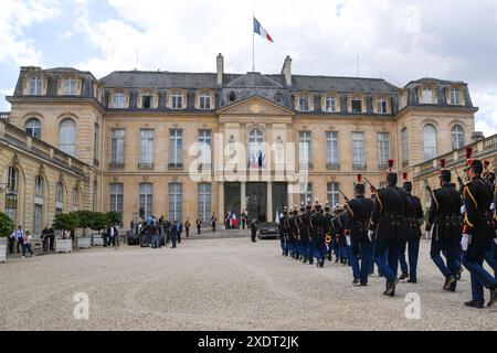 Paris, France. 24 juin 2024. Emmanuel Macron, le président de la République française et Brigitte Macron rencontrent le roi Abdallah II de Jordanie et la reine Rania au Palais de l'Élysée à Paris, le 24 juin 2024. (Photo de Lionel Urman/Sipa USA) crédit : Sipa USA/Alamy Live News Banque D'Images