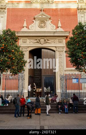 Séville, Espagne. 4 février 2024 - des gens debout devant l'église du Divin Sauveur sur la Plaza del Salvador, entourés d'orangers Banque D'Images