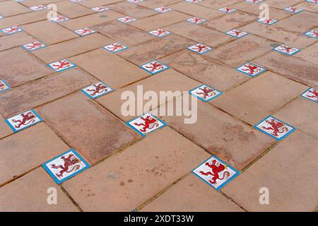 Séville, Espagne. 5 février 2024 - motif de tuiles de lion rouge sur le trottoir de la plaza de espana Banque D'Images