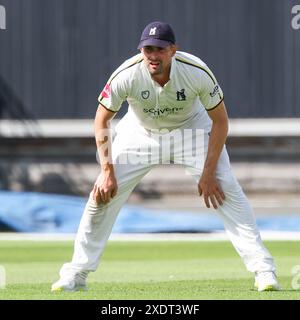 Birmingham, Royaume-Uni. 24 juin 2024. Will Rhodes lors du jour 2 du match de championnat du comté de Division 1 entre Warwickshire CCC et Hampshire CCC à Edgbaston Cricket Ground, Birmingham, Angleterre le 24 juin 2024. Photo de Stuart Leggett. Utilisation éditoriale uniquement, licence requise pour une utilisation commerciale. Aucune utilisation dans les Paris, les jeux ou les publications d'un club/ligue/joueur. Crédit : UK Sports pics Ltd/Alamy Live News Banque D'Images