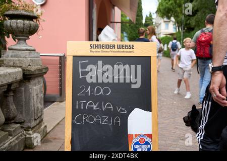 Riva del Garda, Lac de Garde, Italie - 24 juin 2024 : visite publique au lac de Garde pour l'UEFA EURO 2024, Un restaurant a une pancarte devant l'entrée pour le match entre l'Italie et la Croatie *** visite publique am Gardasee zur UEFA EURO 2024, Ein Restaurant Hat zum Spiel Italien gegen Kroatien ein Schild vor dem Eingang Banque D'Images