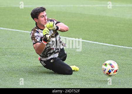 Columbus, Ohio, États-Unis. 22 juin 2024. Patrick Schulte (28), gardien de l'équipage de Columbus, se réchauffe avant de jouer au Sporting Kansas City dans leur match à Columbus, Ohio. Brent Clark/Cal Sport Media/Alamy Live News Banque D'Images